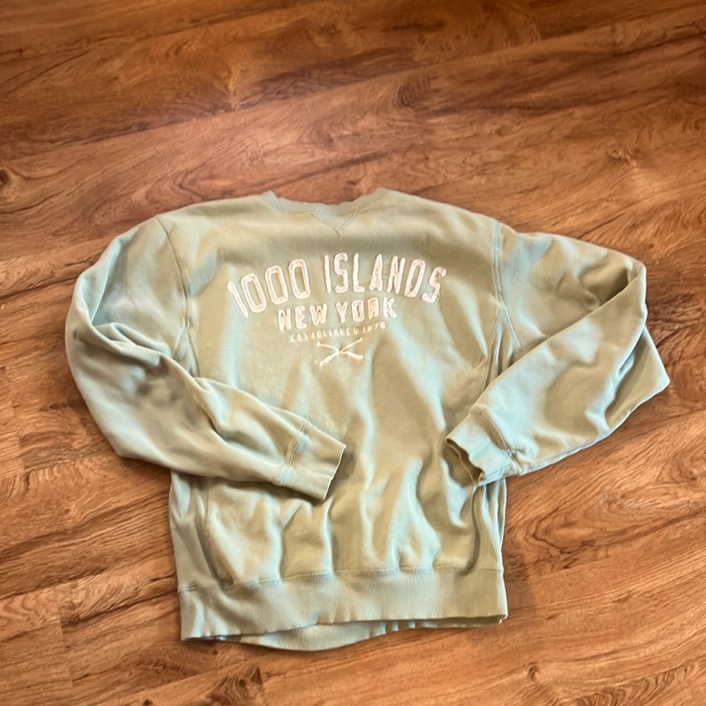 1000 islands New York sage green small women’s crew neck pullover sweatshirt top